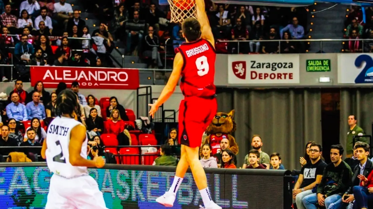 Brussino realiza un mate ante el PAOK. Foto: Esther Casas/FIBA