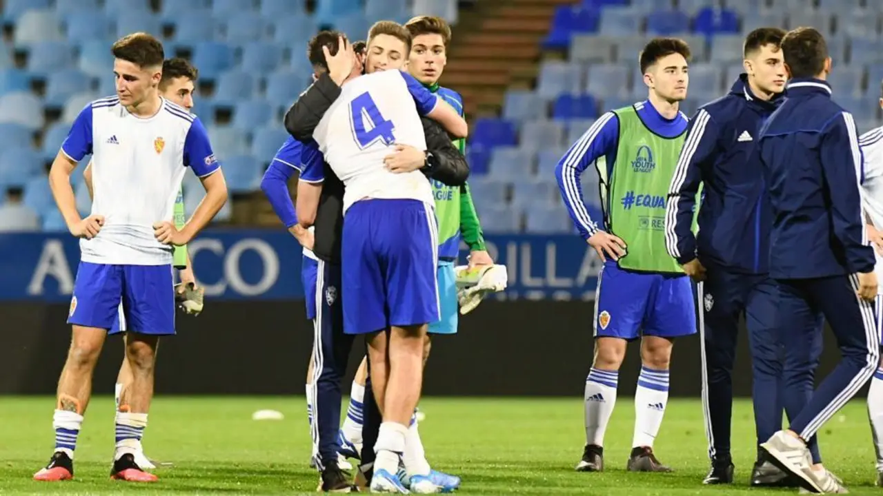 Los jugadores del Real Zaragoza, abatidos tras el pitido final. Foto: @RZCantera