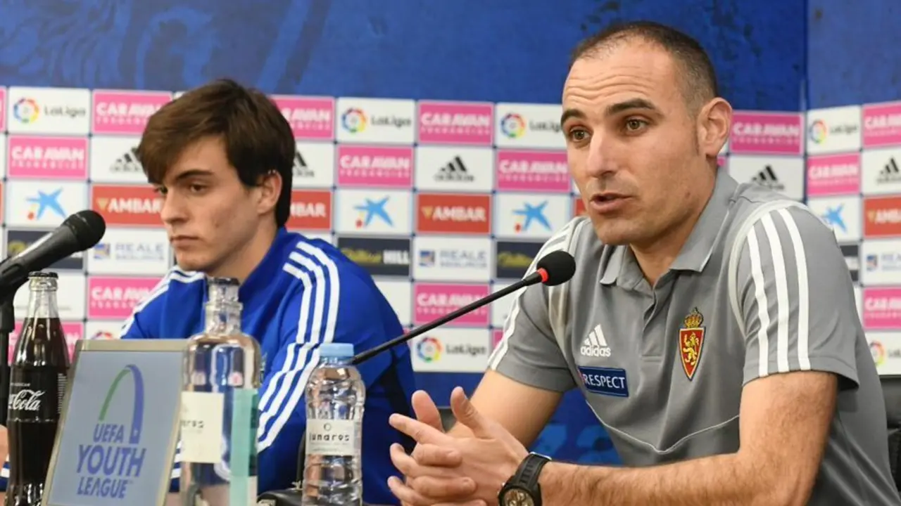 El t&eacute;cnico Ivan Mart&iacute;nez, junto a Francho. Foto: @RZCantera