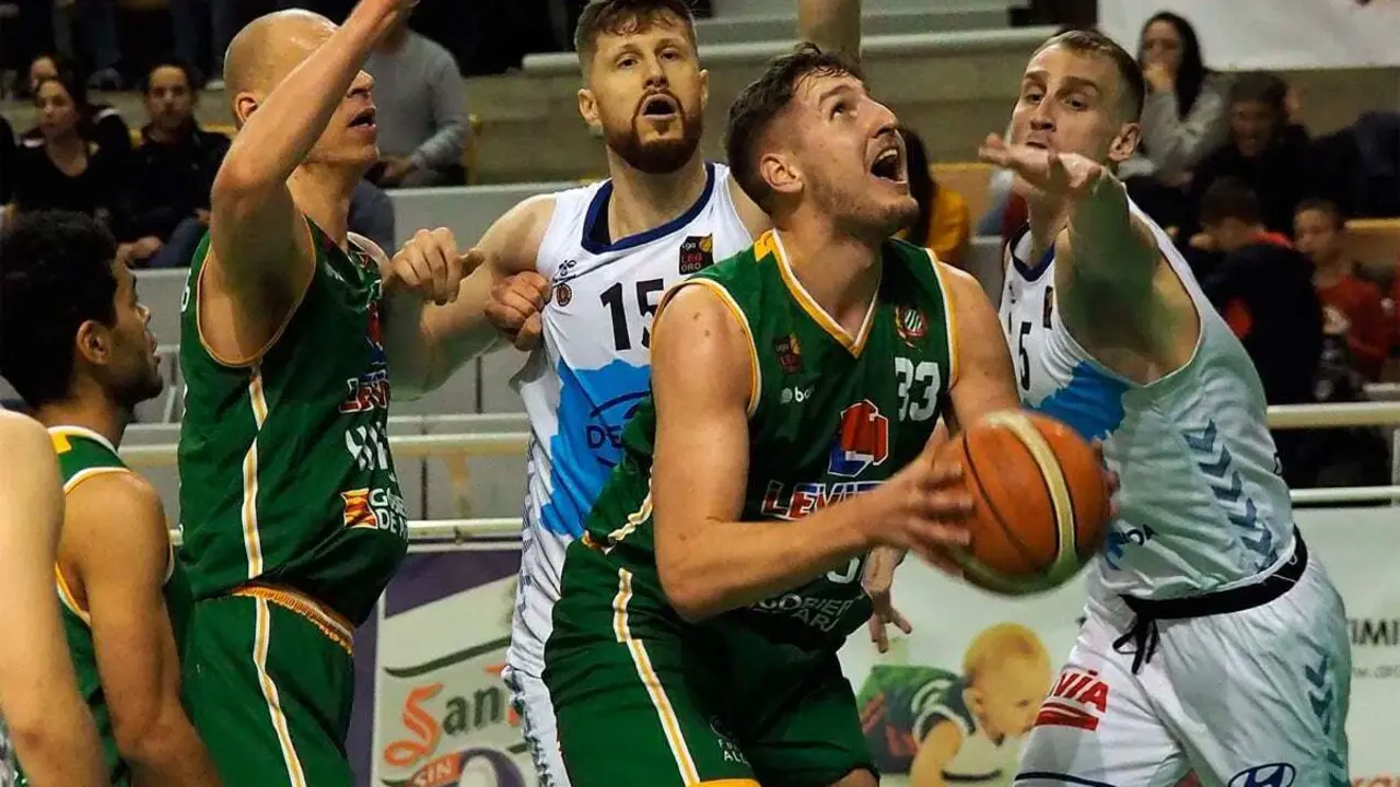 Vasilije Vucetic, intentando levantar un bal&oacute;n ante GBC | Foto: C.Pascual