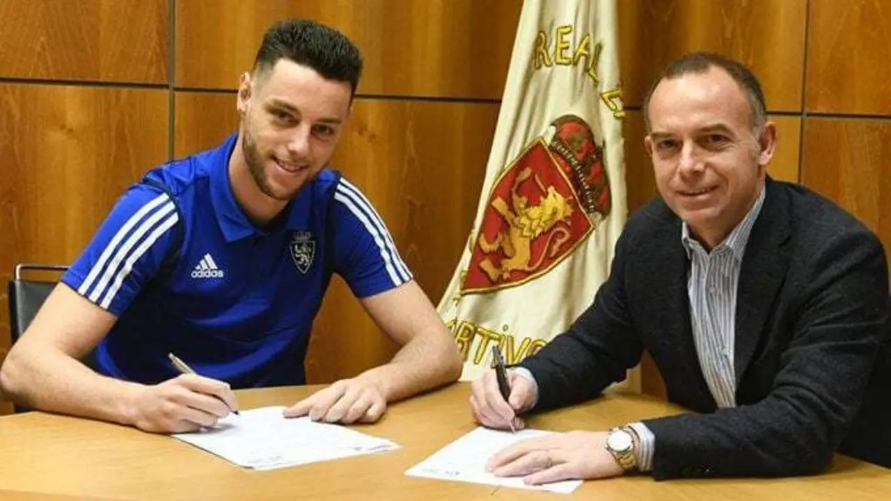 Burgui firma su contrato con el Real Zaragoza. Foto: Real Zaragoza