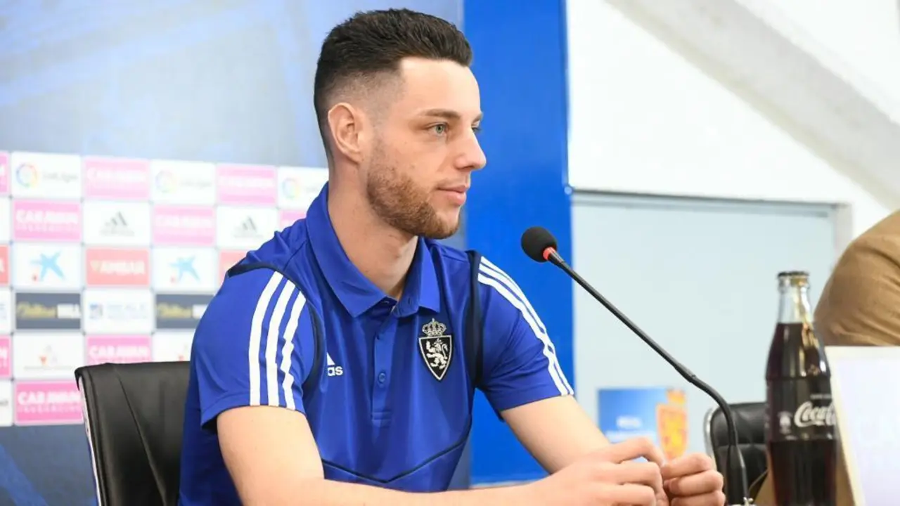 Burgui en su presentaci&oacute;n como jugador del Real Zaragoza. FOTO: Real Zaragoza.