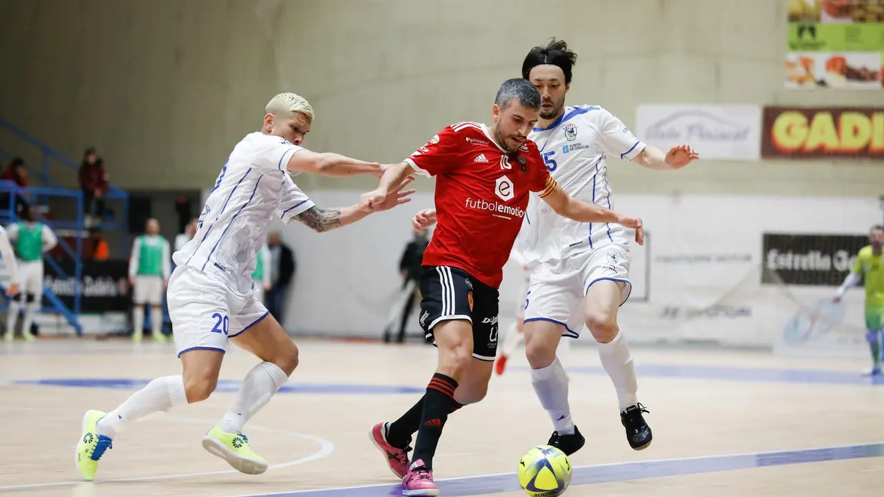 Carlos Retamar, en un partido de liga ante Ferrol. Foto: O Parrulo