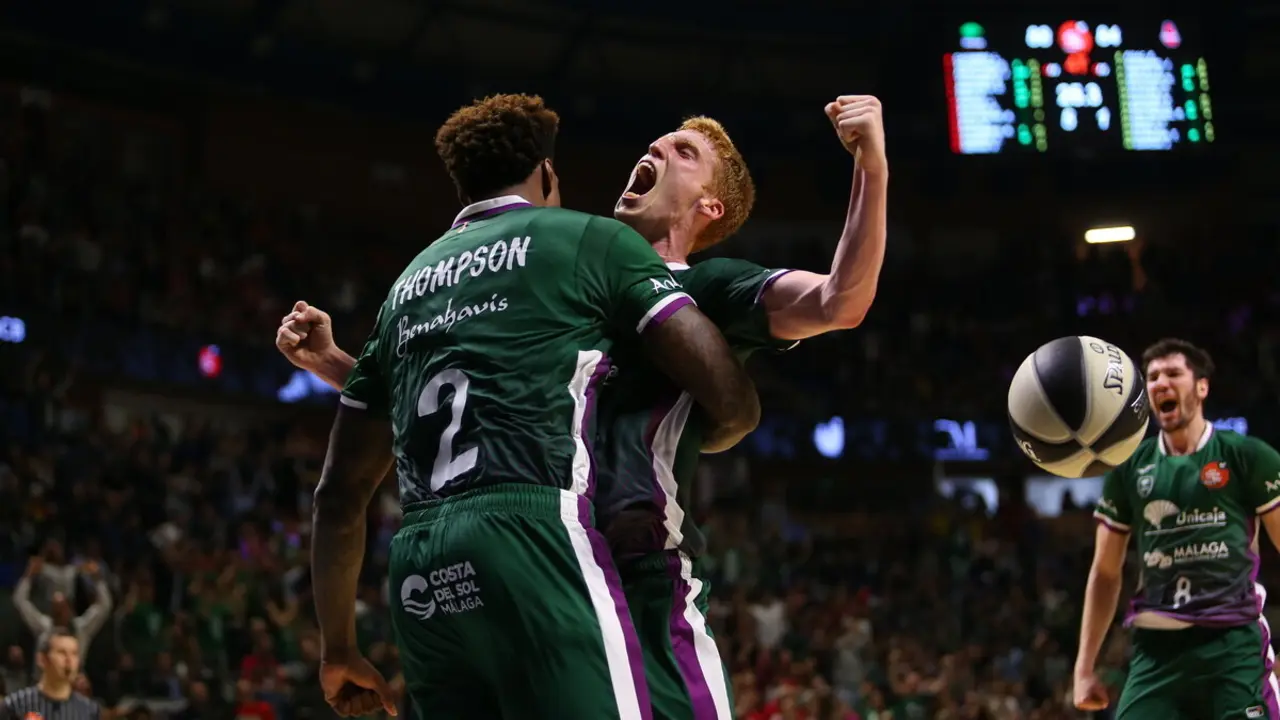 Alberto D&iacute;az celebra con Thompson la victoria del Unicaja en la eliminatoria con el Casademont Zaragoza. Foto: ACB