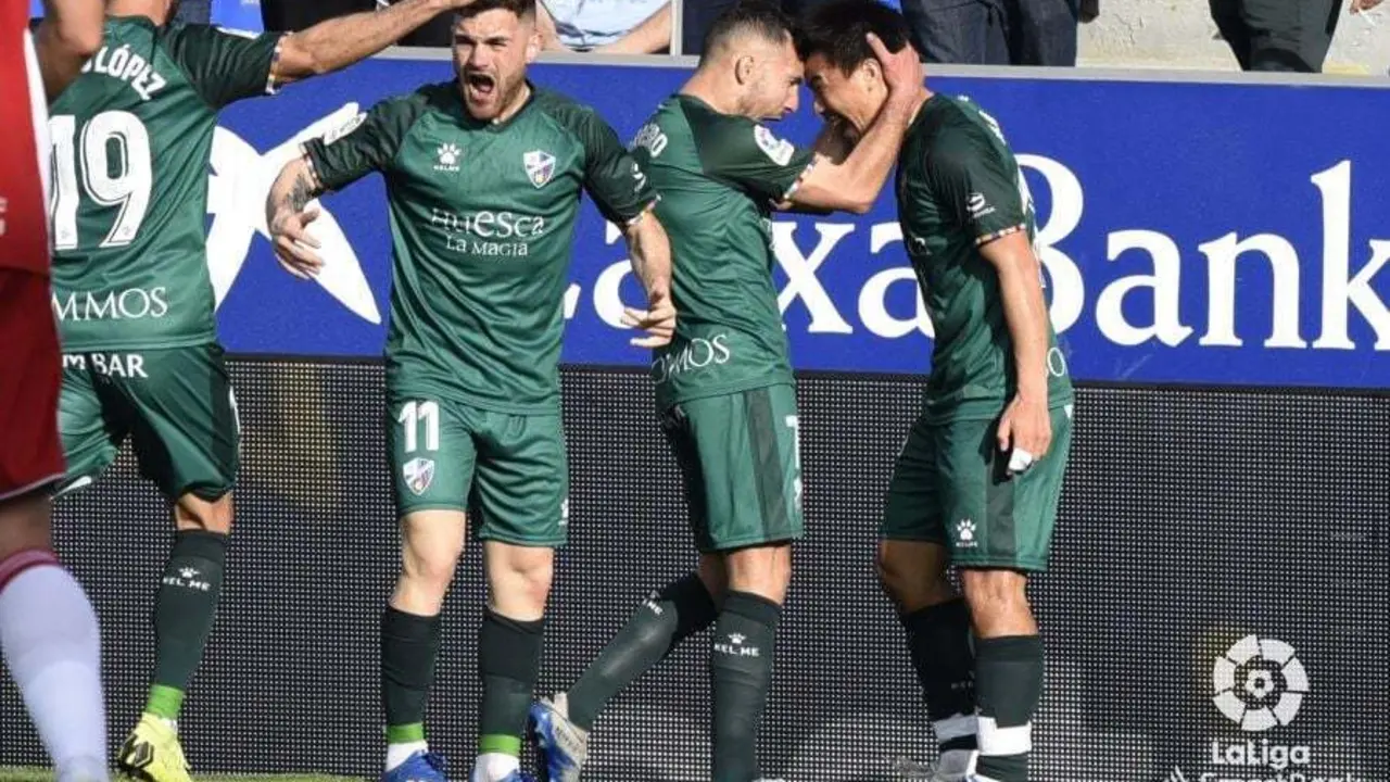 Expresivos Ferreiro y Okazaki tras el gol del delantero del Huesca que abri&oacute; el marcador contra el Almer&iacute;a. Foto: LaLiga
