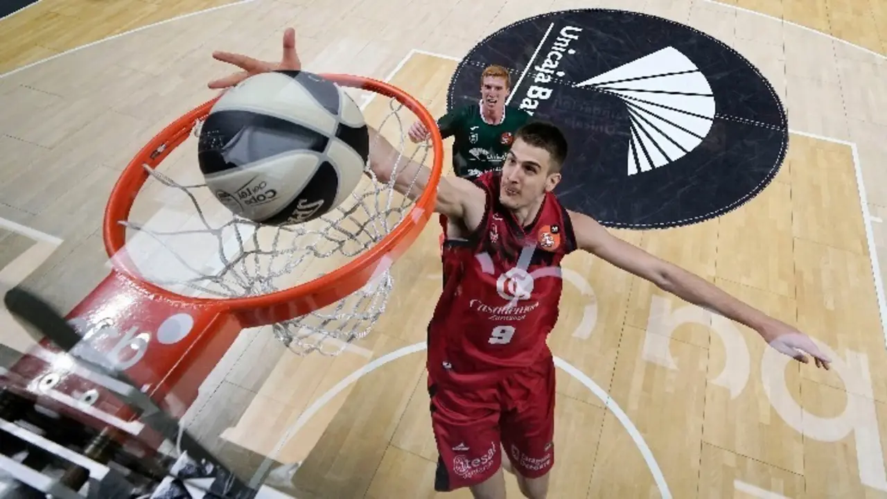 Brussino deja la bola en la canasta de Unicaja. Foto: Basket Zaragoza