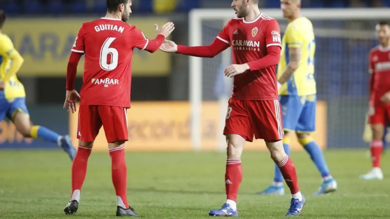 Pichu Atienza y Alberto Guiti&aacute;n, pareja de centrales en el partido ante la UD Las Palmas. Foto: Real Zaragoza