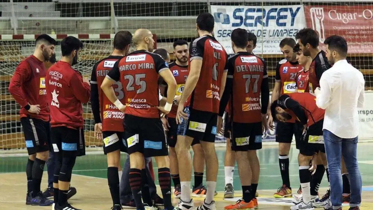 Alberto Val, con el 6 a la espalda, jugar&aacute; este mi&eacute;rcoles su &uacute;ltimo partido como profesional. Foto: C.Pascual