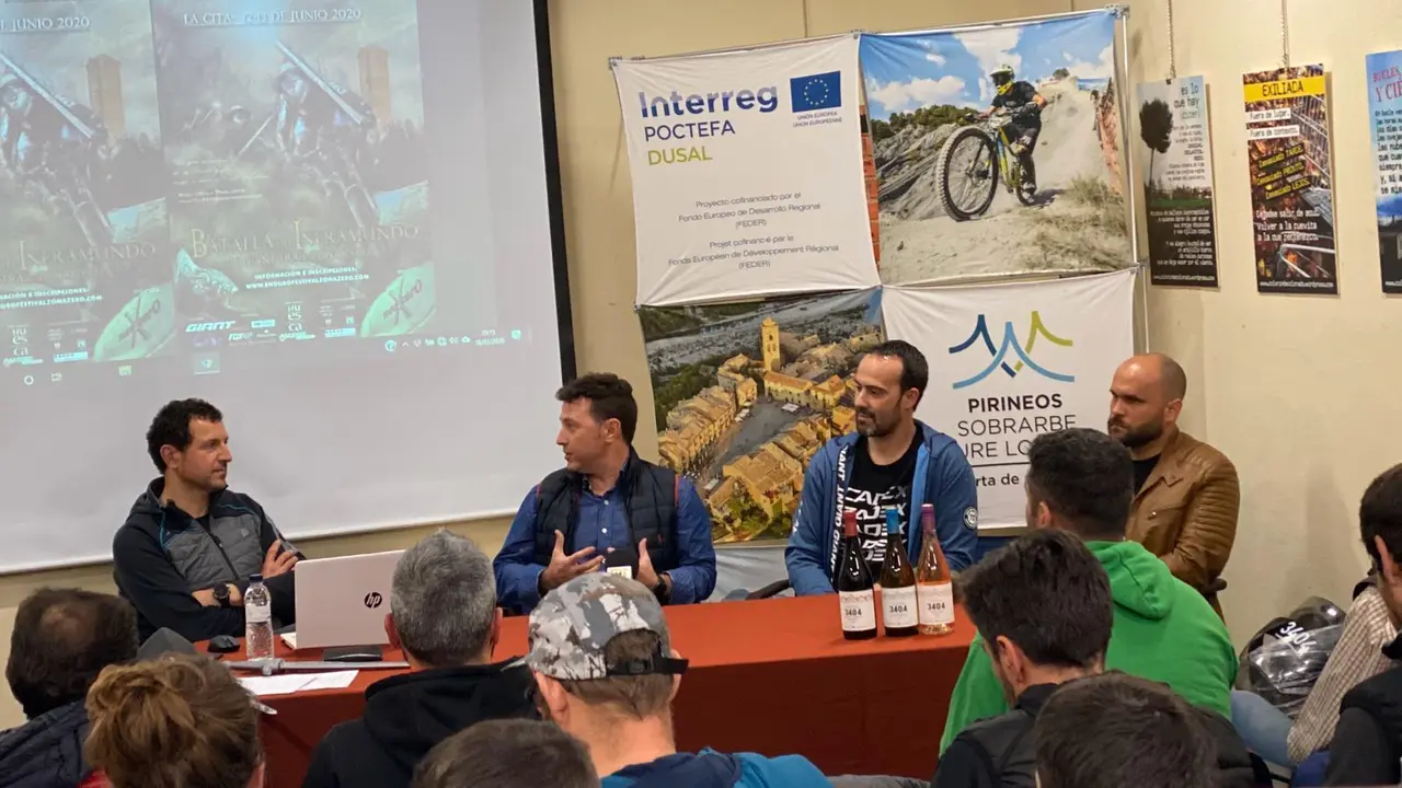 Rafael Bergua, a la izquierda de la imagen, con patrocinadores de la Batalla del inframundo de Zona Zero. Foto: Zona Zero Pirineos