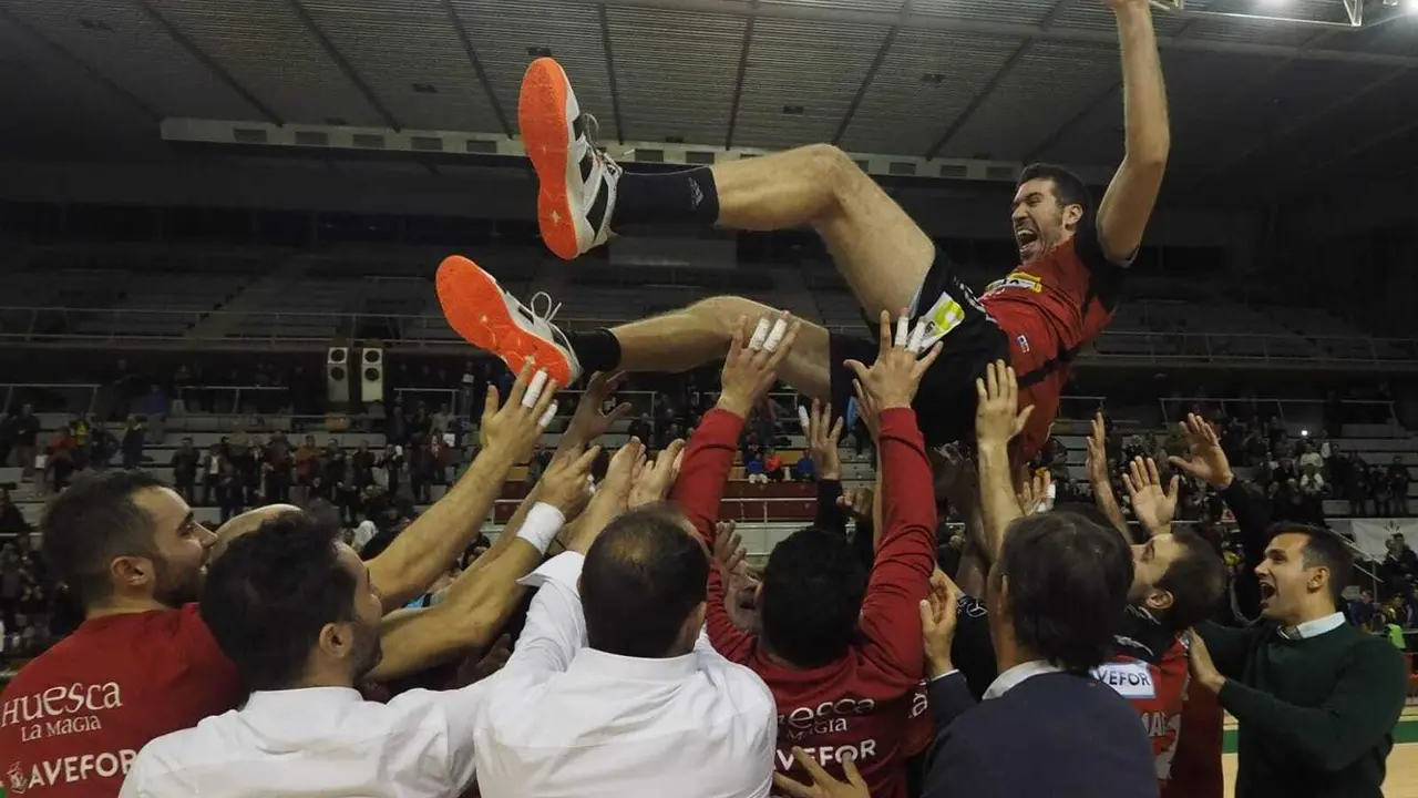 Alberto Val ha sido manteado por sus compa&ntilde;eros del Bada Huesca tras el partido contra el FC Barcelona. Foto: C.Pascual
