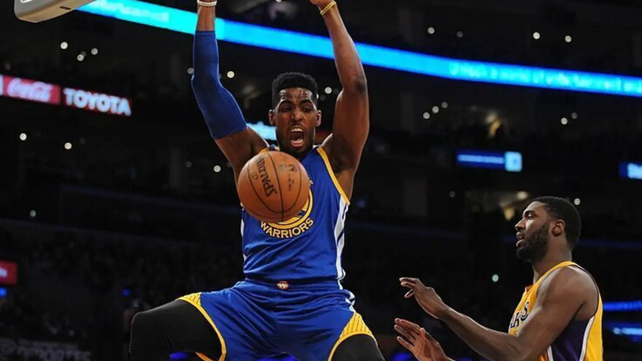 Jason Thompson se cuelga del aro en un partido de Golden State Warriors en la pista de Los Angeles Lakers en enero de 2016: Gary A. Vasquez/USA TODAY Sports