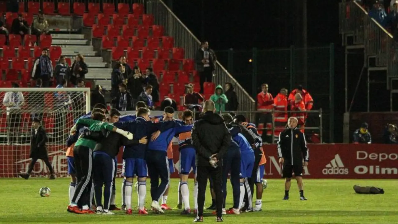 Los jugadores del Real Zaragoza hacen pi&ntilde;a antes de enfrentarse al CD Mirand&eacute;s en Anduva la temporada pasada. Foto: Real Zaragoza
