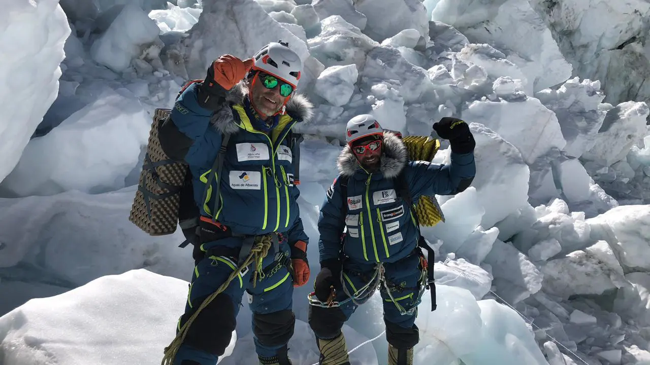 Alex Txikon, a la derecha de la imagen, entra en unos d&iacute;as decisivos para intentar la cima del Everest. Foto: AT