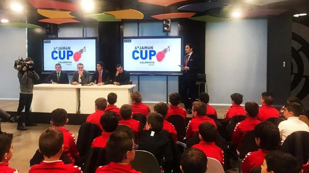 Imagen durante la presentaci&oacute;n en la sede de la LFP.