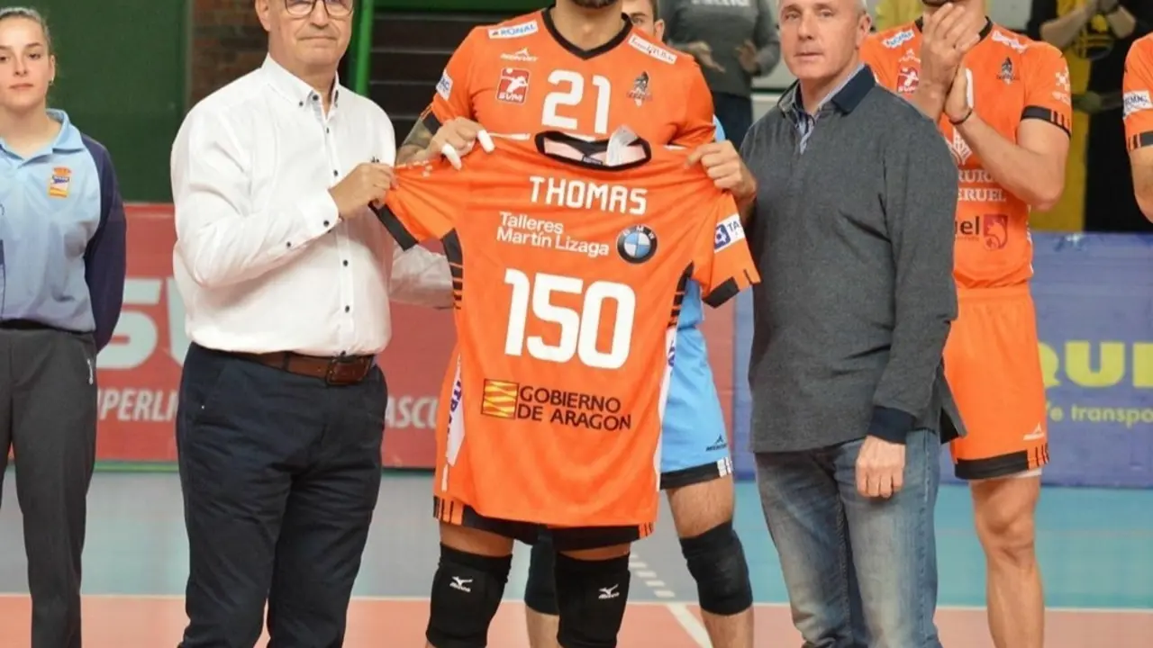 Thomas cumpl&iacute;a 150 partidos y fue homenajeado | Foto: CV Teruel