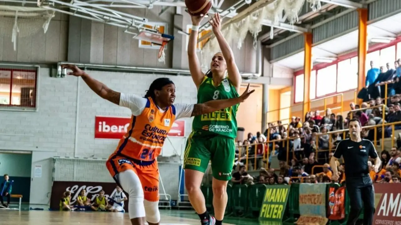 Irene Lahuerta lanza en un potente salto. Foto: STC Baloncesto