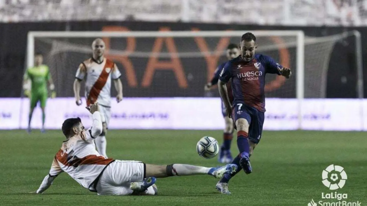 Ferreiro salva la entrada de Catena y busca irse con el bal&oacute;n hacia la porter&iacute;a del Rayo el pasado domingo. Foto: LaLiga