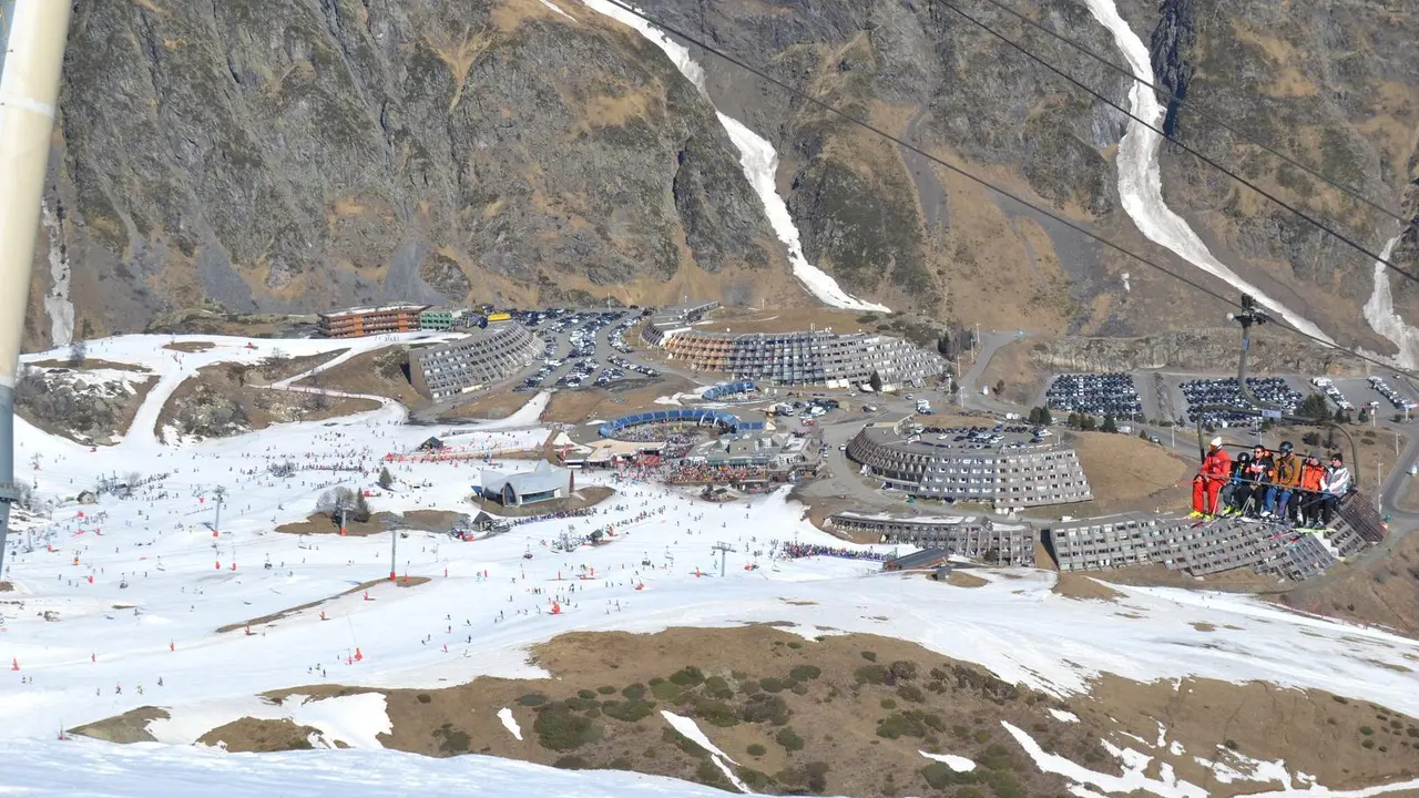 Vista parcial de la estaci&oacute;n de Piau Engaly desde la cota m&aacute;s alta del centro invernal a 2.528 metros de altitud. Foto: Sportaragon