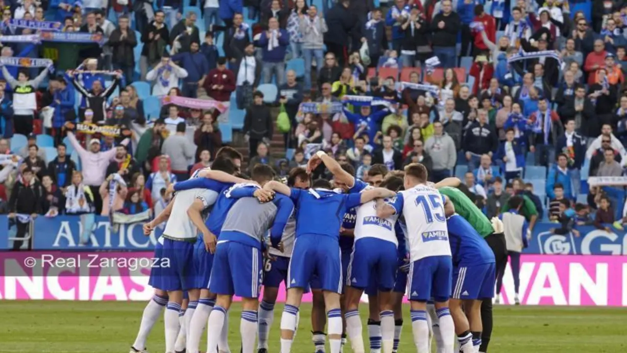 El Zaragoza hace una pi&ntilde;a en el campo tras la victoria ante el Depor de esta temporada. Foto: Real Zaragoza