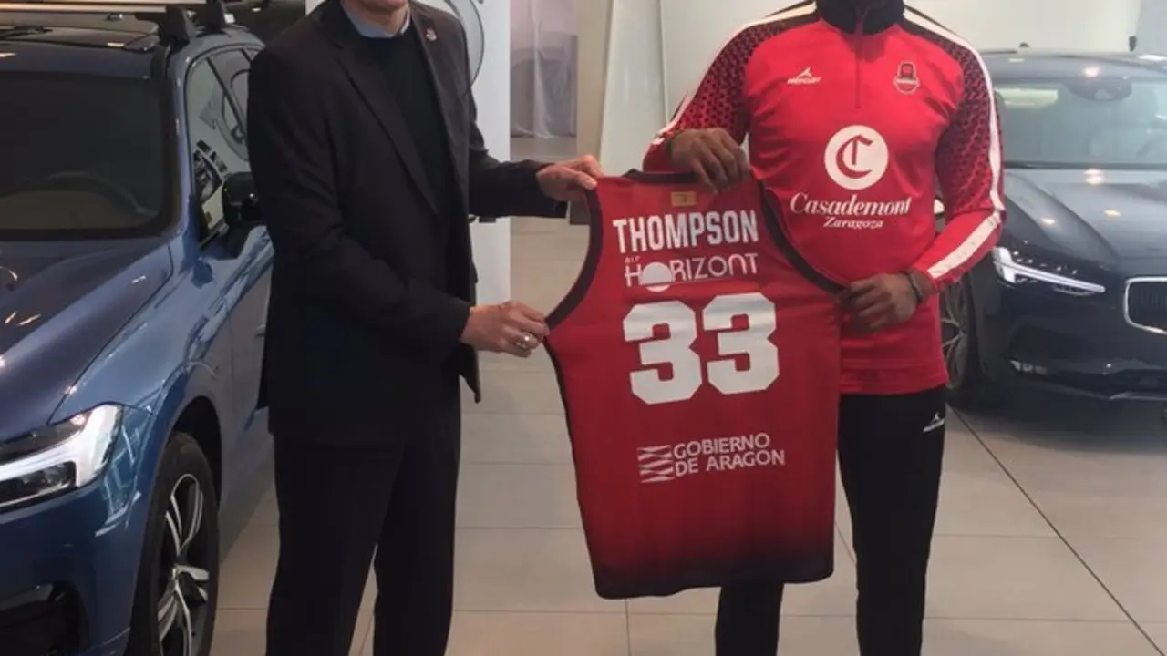 Jason Thompson, junto al director deportivo, Pep Cargol. Foto: Casademont Zaragoza