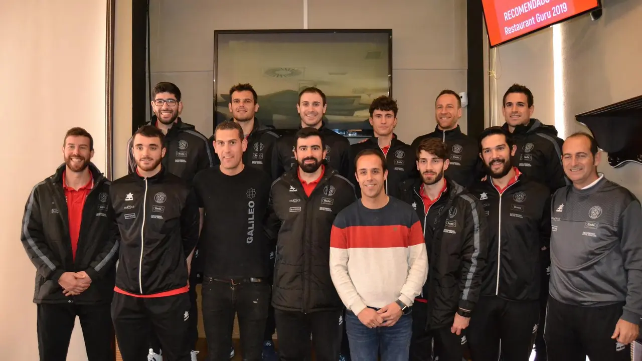 Jugadores del Bada Huesca y el t&eacute;cnico Jos&eacute; Grancisco Nolasco con los jefes del Bar Galileo. Foto: Sportaragon
