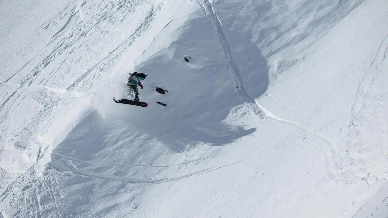 N&uacute;ria Cast&aacute;n, durante su actuaci&oacute;n sobre la nieve de Hakuba. Foto: FWT