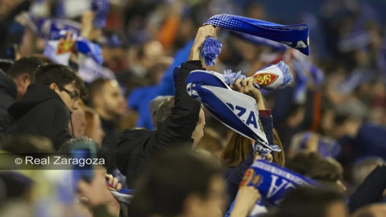 Aficionados del Real Zaragoza animando a su equipo en el partido ante el Racing en La Romareda. Foto: Tino Gil / Real Zaragoza