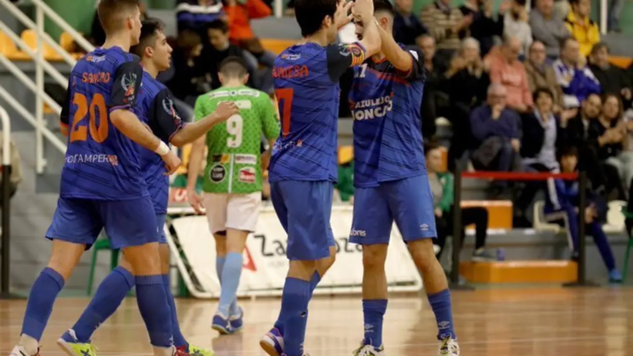 Los jugadores se abrazan tras un gol. Foto: Rub&eacute;n Losada