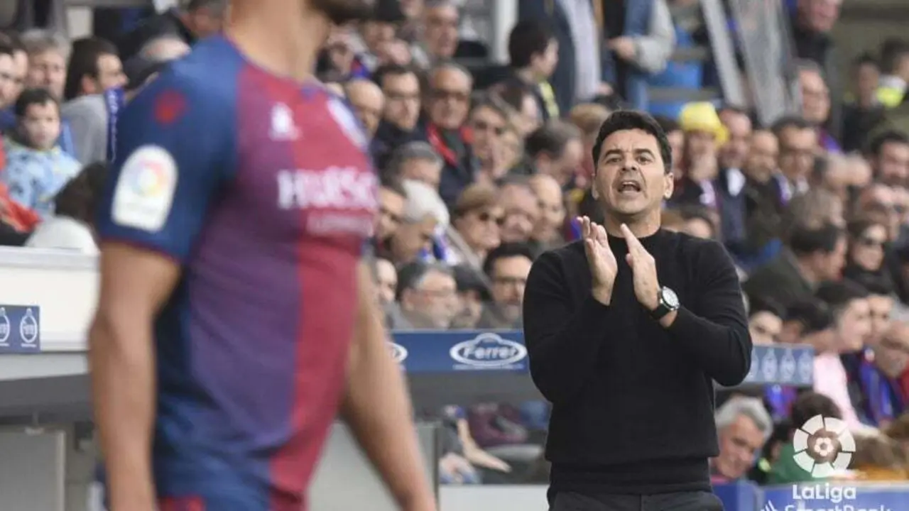 M&iacute;chel anima a sus jugadores en el partido del Huesca contra el Extremadura en El Alcoraz. Foto: LaLiga