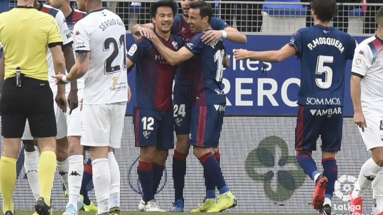 Jugadores del Huesca abrazan a Okazaki autor del segundo gol del Huesca contra el Extremadura en un partido que acab&oacute; en tablas. Foto: LaLiga