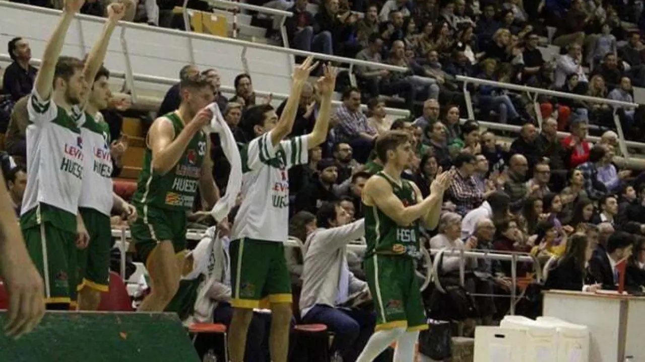 El banquillo del Levitec Huesca celebra una acci&oacute;n. Foto: David Mart&iacute;nez