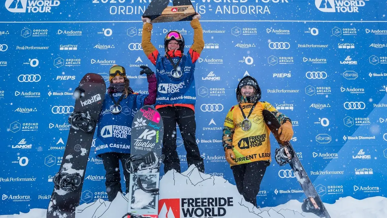 N&uacute;ria Cast&aacute;n, segunda por la izquierda, en el podium de la prueba del FWT de Ordino Arcal&iacute;s. Foto: J. Bernad