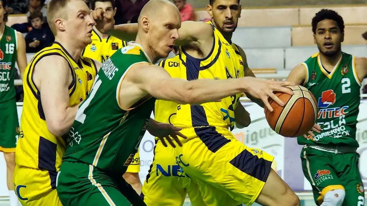 Robertas Grabauskas agarra un bal&oacute;n durante el &uacute;ltimo partido | Foto: C.Pascual