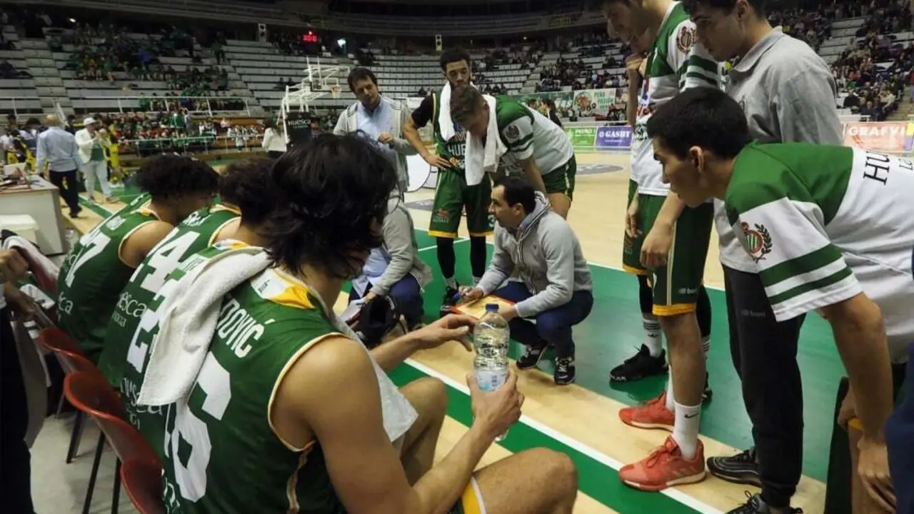 Arenas, en un tiempo muerto del partido contra Canoe. Foto: C. Pascual