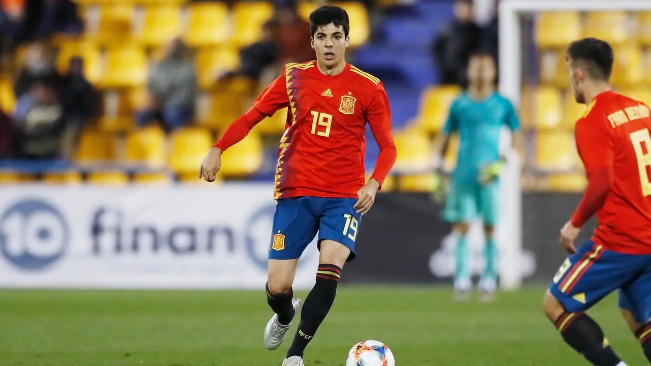 Enrique Clemente en un partido oficial con la selecci&oacute;n espa&ntilde;ola. 