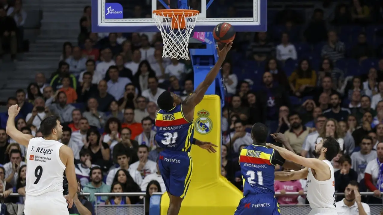 Dylan Ennis deja una bandeja en la victoria del Andorra en Madrid. Foto: Arrizabalaga/ACB