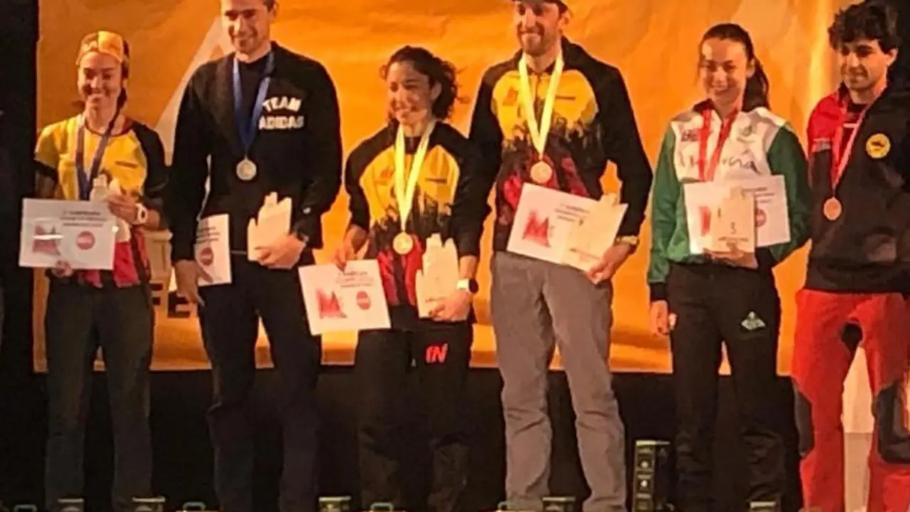El segundo por la izquierda Dani OSanz en el podio tras el campeonato. Foto: Cedida