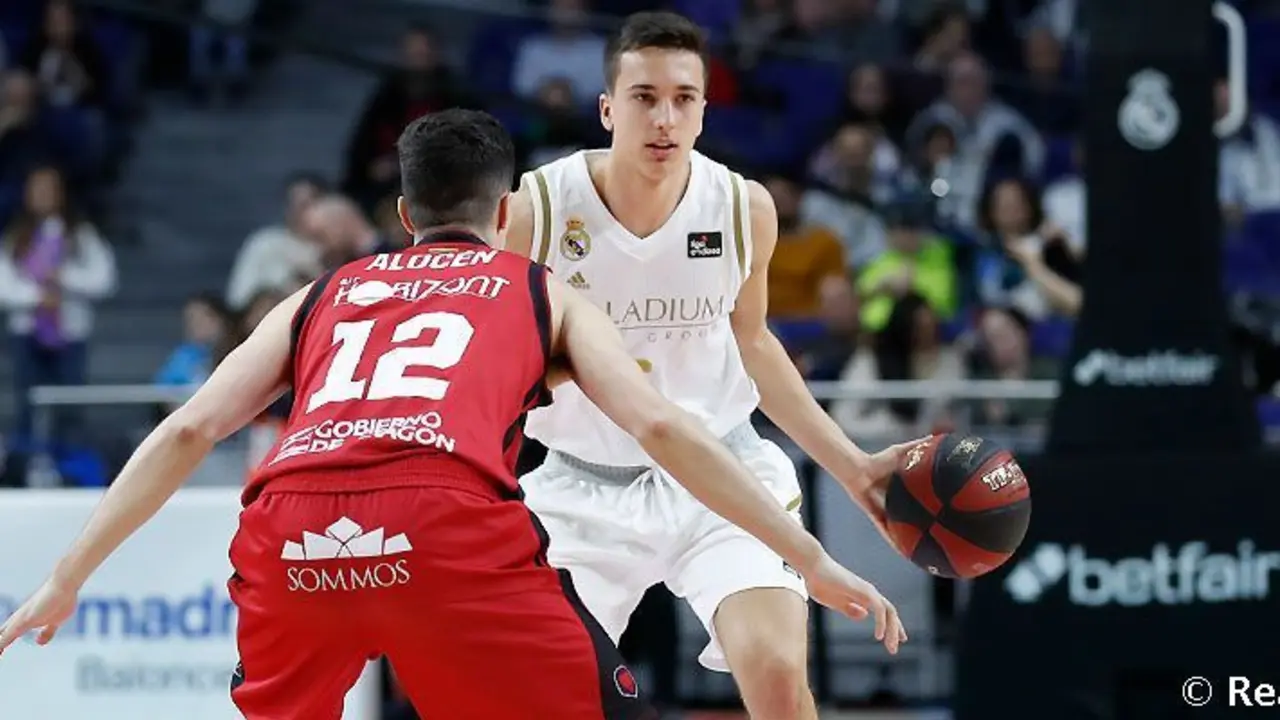 Spagnolo, en l a imagen con la bola, es otro de los canteranos que ha debutado hoy con el Real Madrid contra el Casademont Zaragoza. Foto: Real Madrid