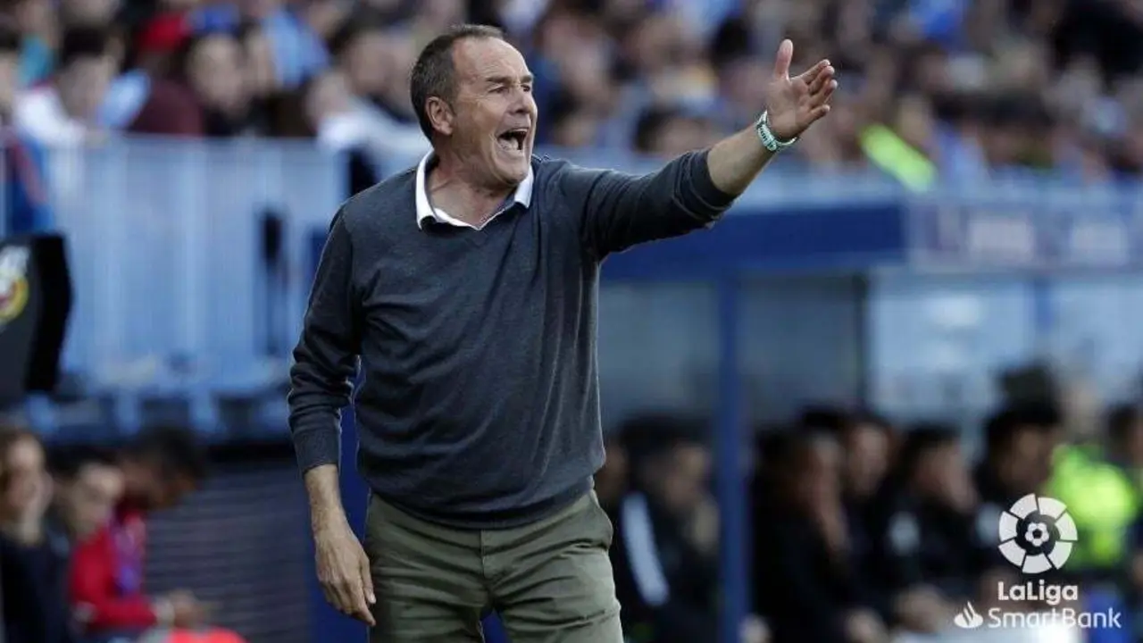V&iacute;ctor Fern&aacute;ndez da instrucciones a sus jugadores en La Rosaleda. Foto: LaLiga SmartBank