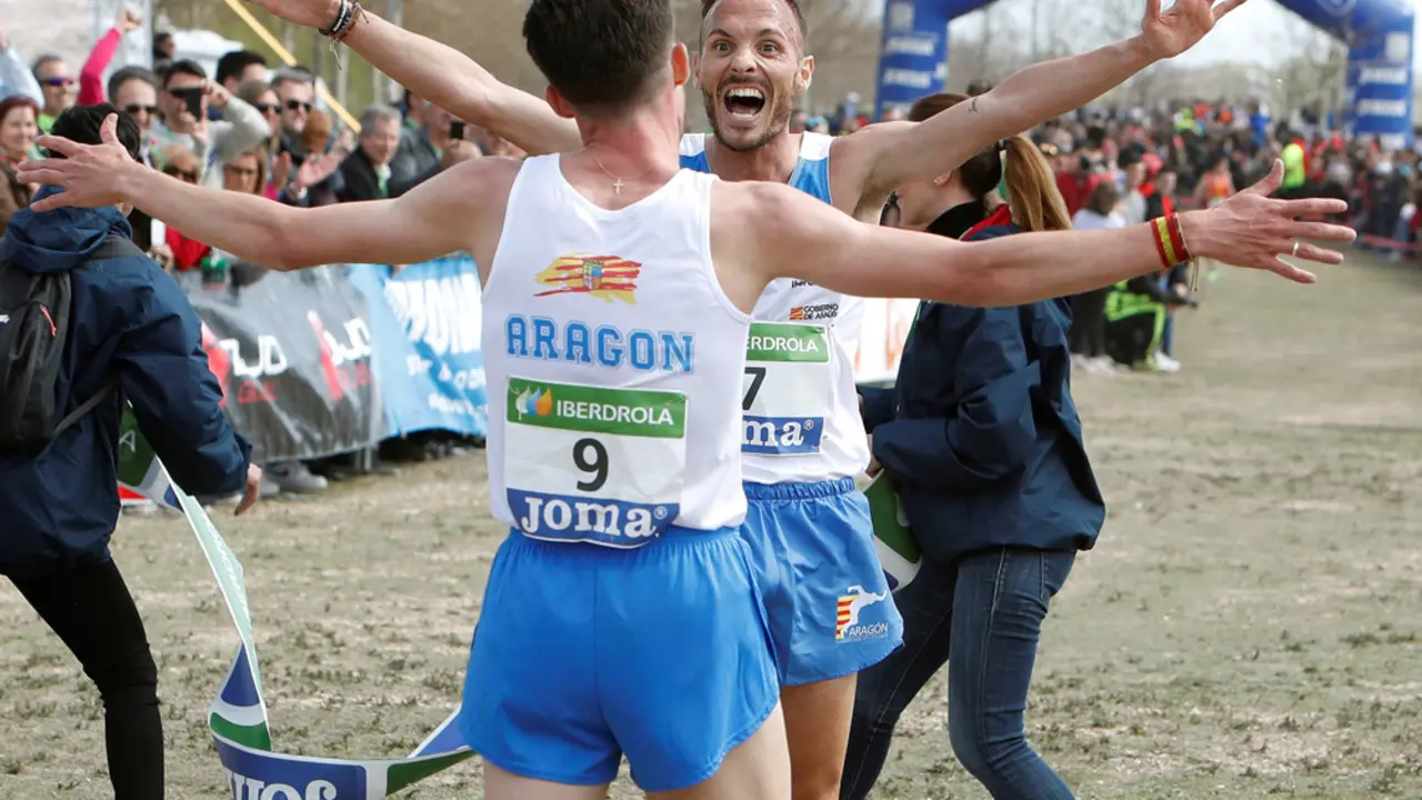Los corredores Toni Abadia (de espaldas) y Carlos Marzo se abrazan nada m&aacute;s finalizar | Foto: JAVIER BELVER