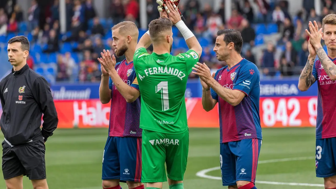 &Aacute;lvaro Fern&aacute;ndez aplaudiendo a la afici&oacute;n. | Foto: SD Huesca
