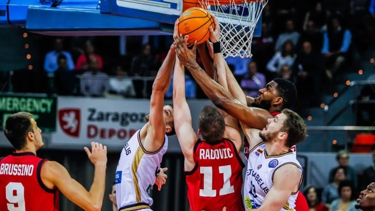 Radovic pelea un rebote. Foto: Esther Casas/FIBA