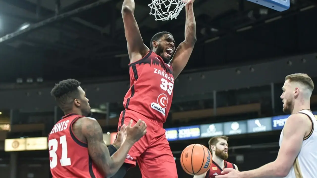 Jason Thompson se cuelga del aro. Foto: FIBA