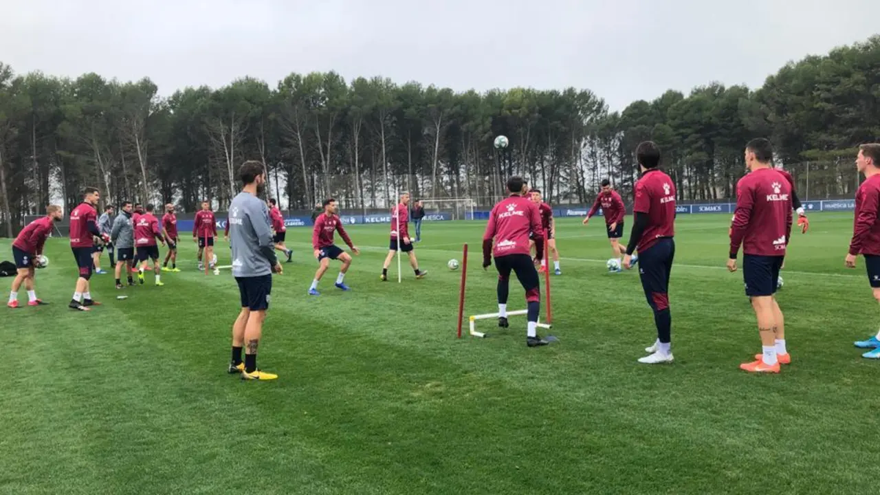 Los jugadores entrenan a puerta cerrada previo al par&oacute;n. | Foto: SD Huesca