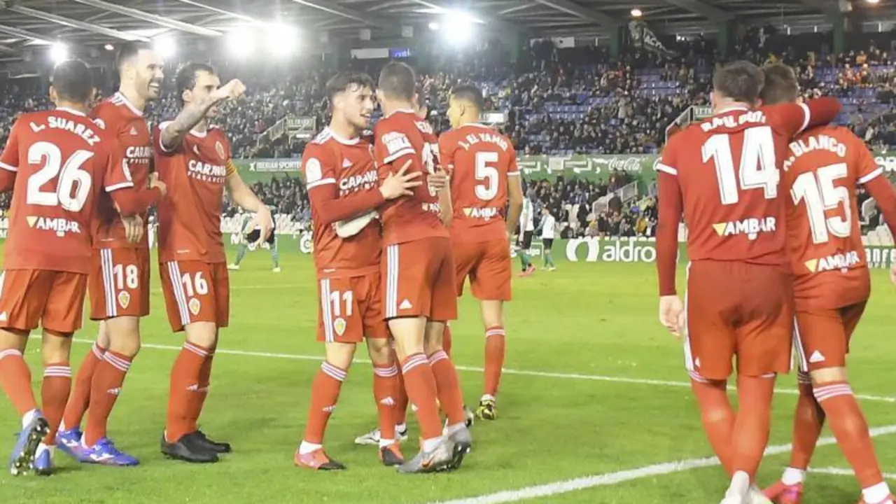 Los jugadores del Real Zaragoza celebran en pi&ntilde;a el gol de &Aacute;lex Blanco en el Sardinero. Foto: Real Zaragoza