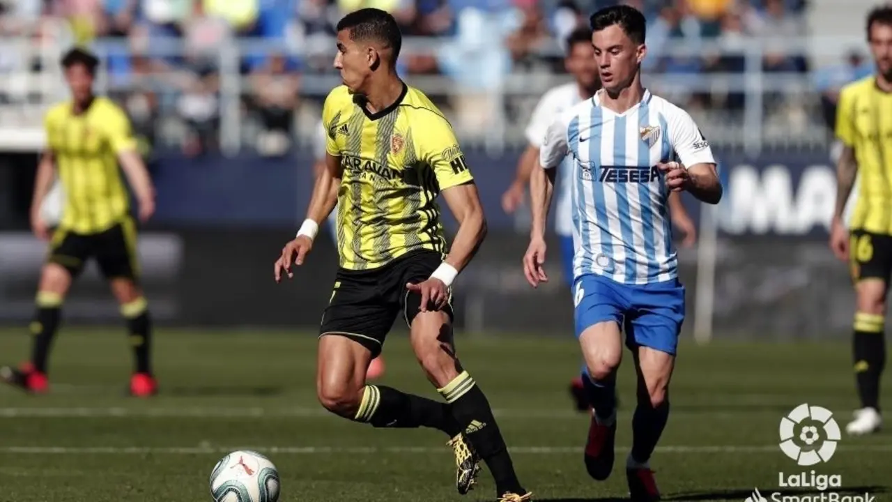 El Yamiq protegiendo un bal&oacute;n en el partido del Real Zaragoza en La Rosaleda. Foto: Liga Smartbank
