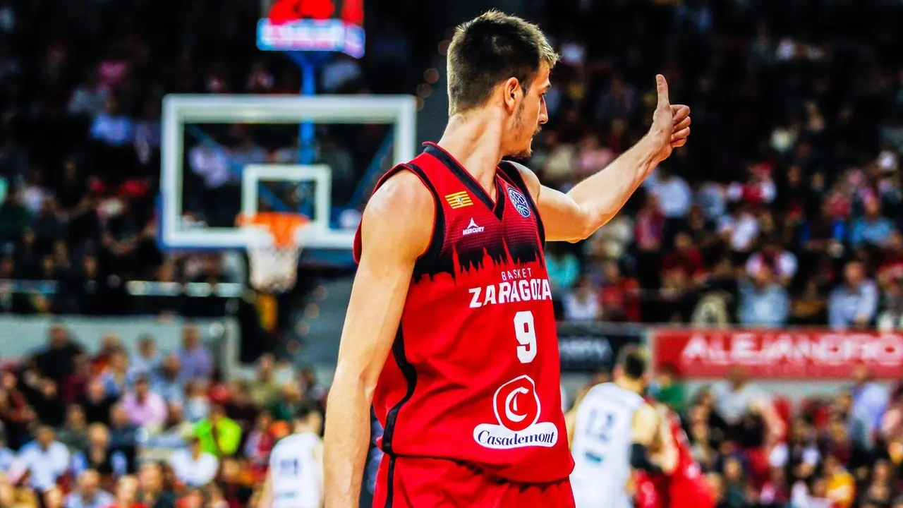 Nicol&aacute;s Brussino agradece un bal&oacute;n