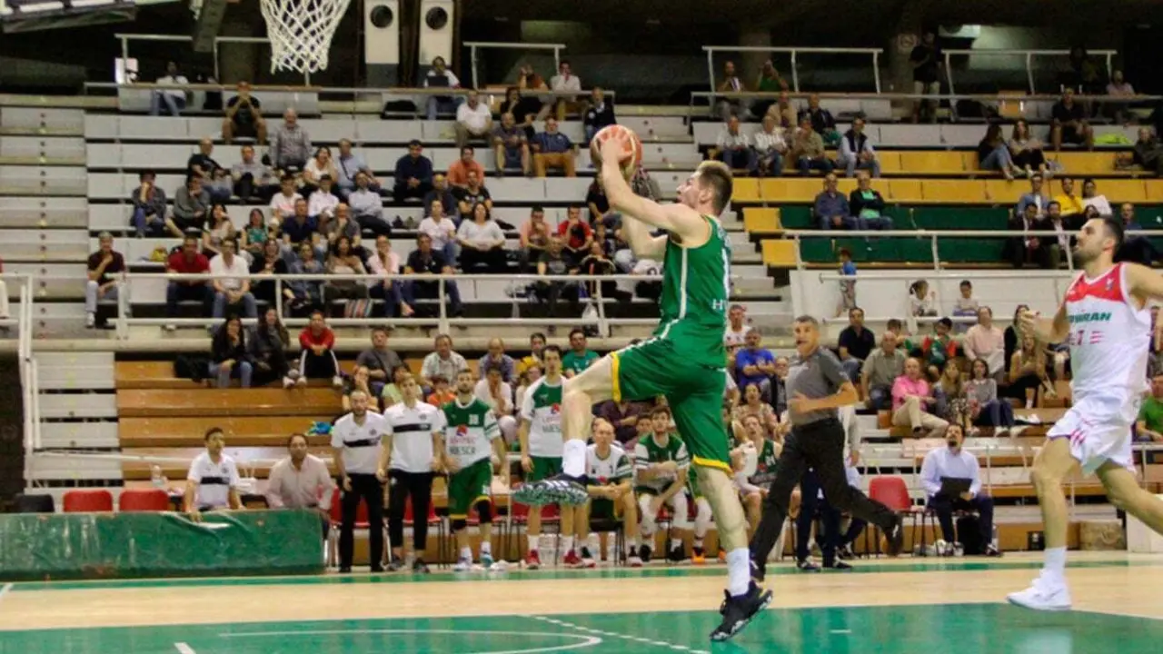En la imagen, Grystak listo para machacar el aro rival. Foto: CB Pe&ntilde;as