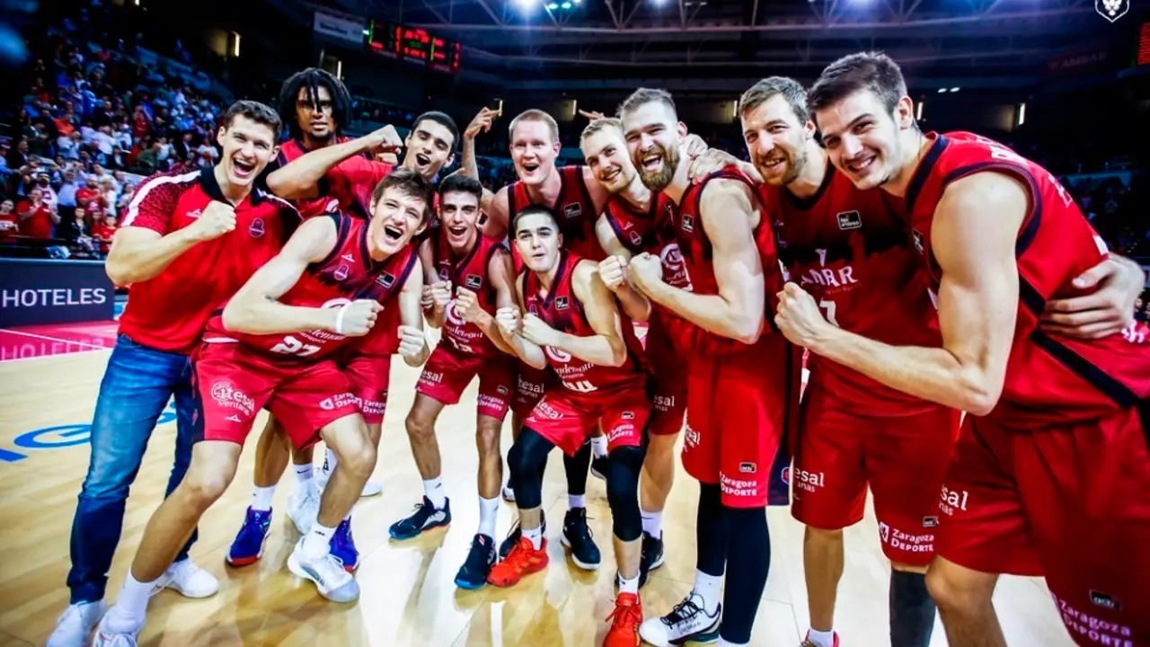 La plantilla del Casademont, euf&oacute;rica, tras derrotar al Barcelona, podr&iacute;a volver a jugar con el tope a mediados de julio. Foto: Esther Casas/Casademont Zaragoza