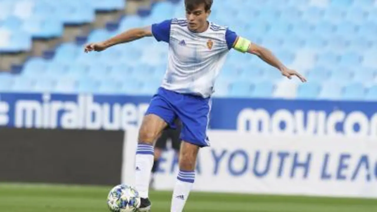 Francho Serrano controlando un bal&oacute;n en La Romareda. Imagen: Tino Gil.